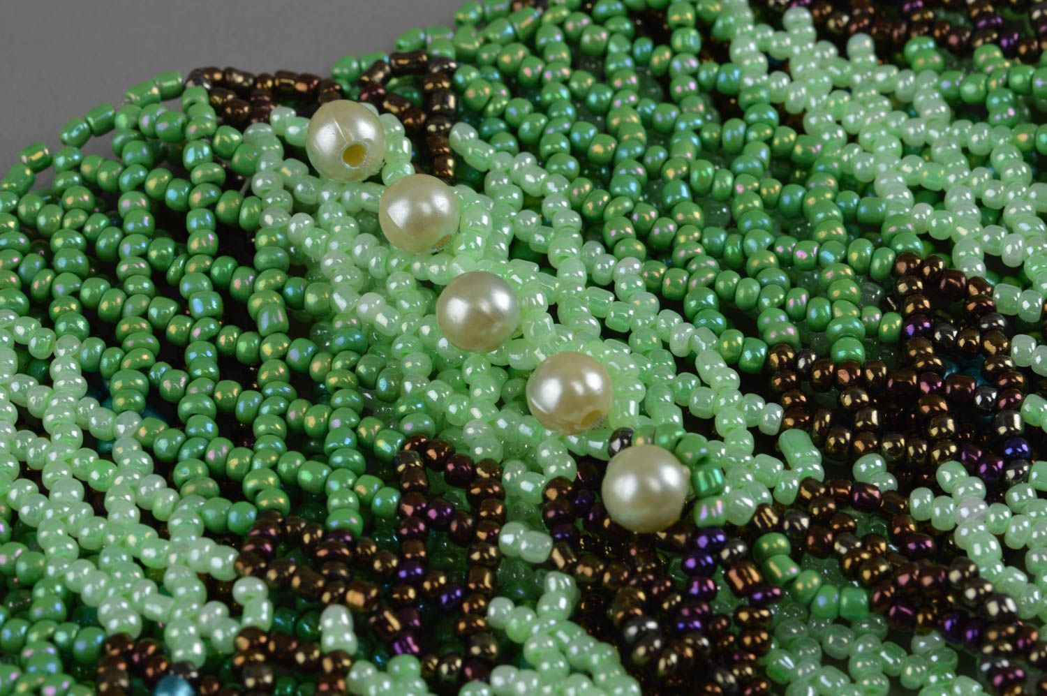 Ожерелье из бисера ручной работы колье стойка красивое в зеленых тонах авторское фото 4