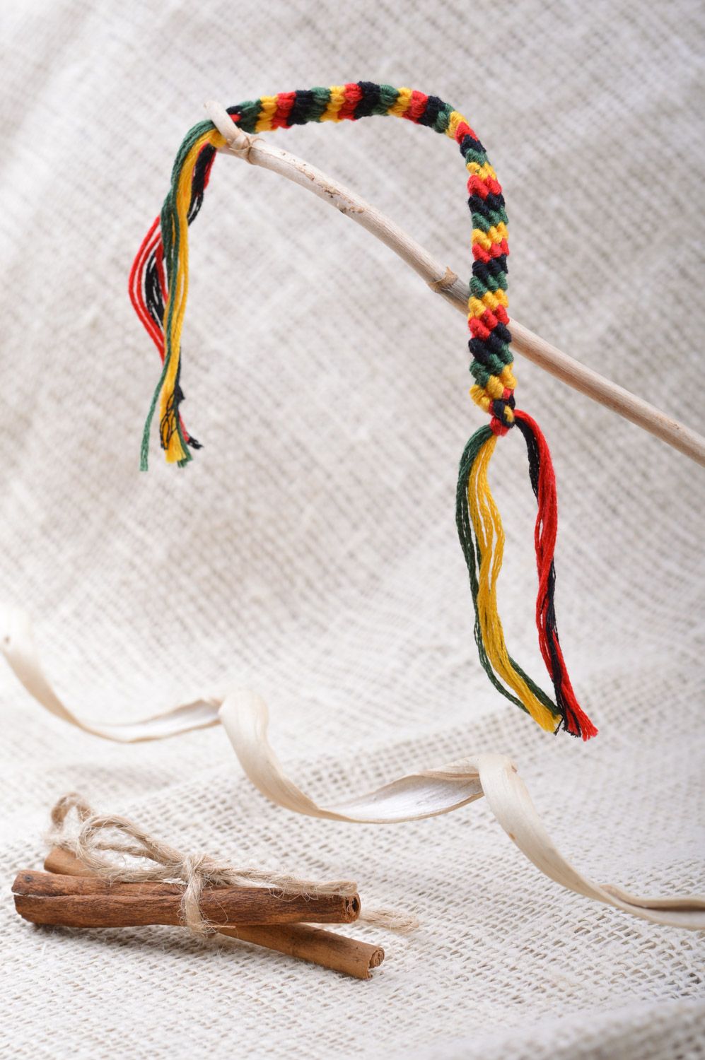 Тонкий браслет из ниток мулине фенечка на руку плетеный вручную разноцветный фото 1