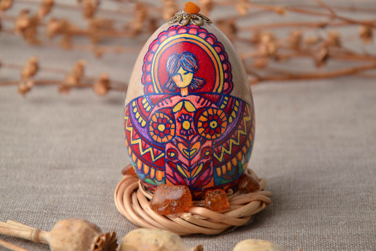 Oeuf de Pâques décoratif fait main original avec bel ornement sur support photo 1
