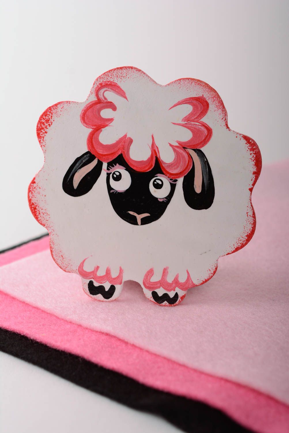 Handgemachter Schaf Kühlschrankmagnet aus Holz mit Bemalung in Rosa schön originell foto 1
