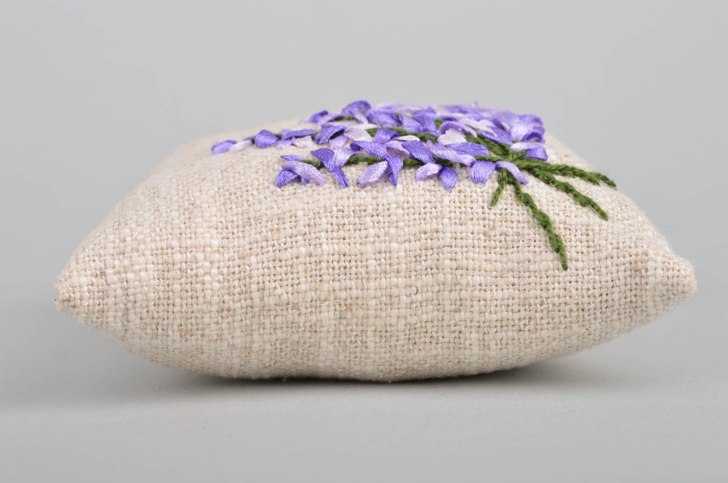 Coussin miniature gris lilas en lin fait main décoratif brodé au ruban photo 5