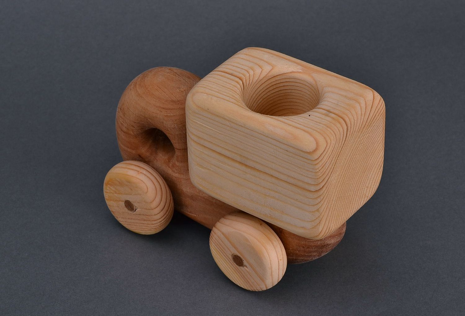 Figura de madera en forma de camión pequeño foto 1