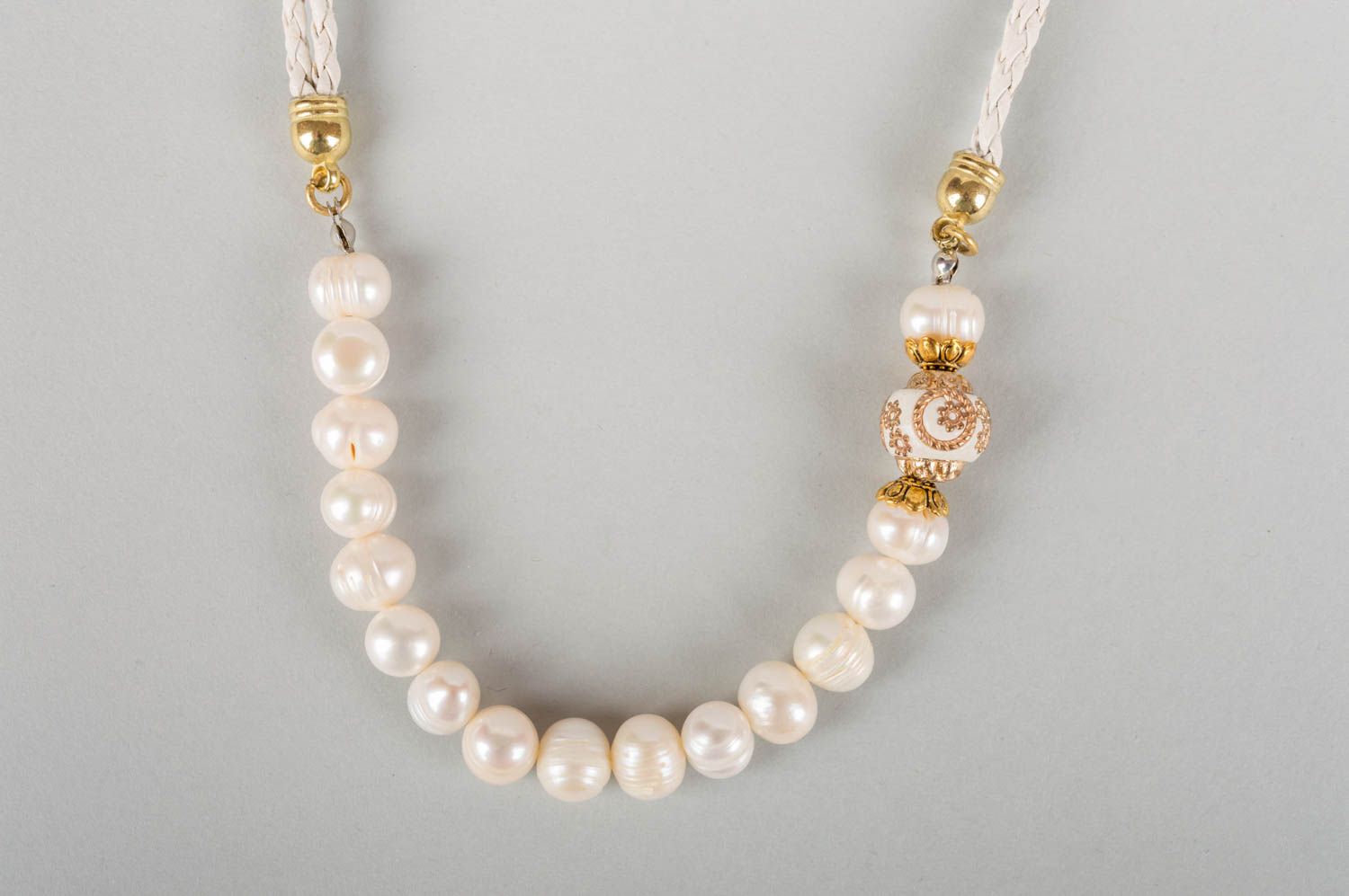 Нежное белое ожерелье из жемчуга и кожи ручной работы для стильных женщин фото 3