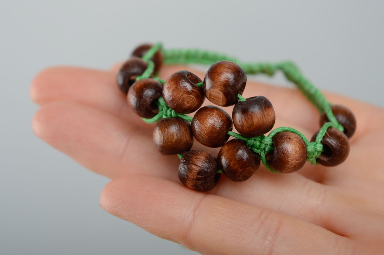 Bracelet en macramé de fil en coton ciré avec perles de bois fleurs fait main photo 3