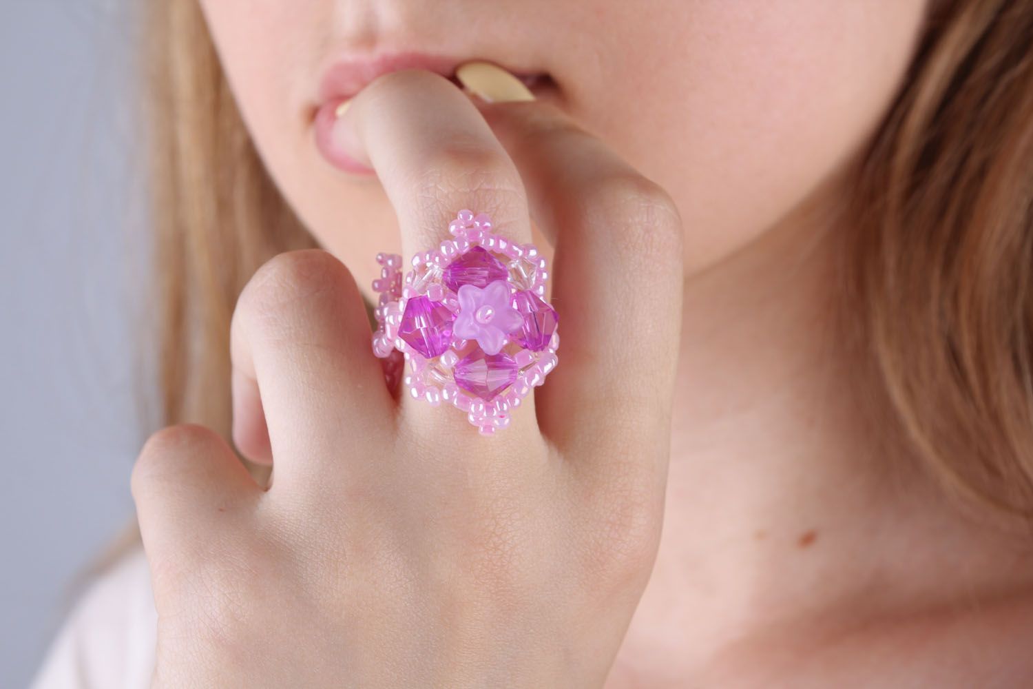 Розовое кольцо из бисера фото 5