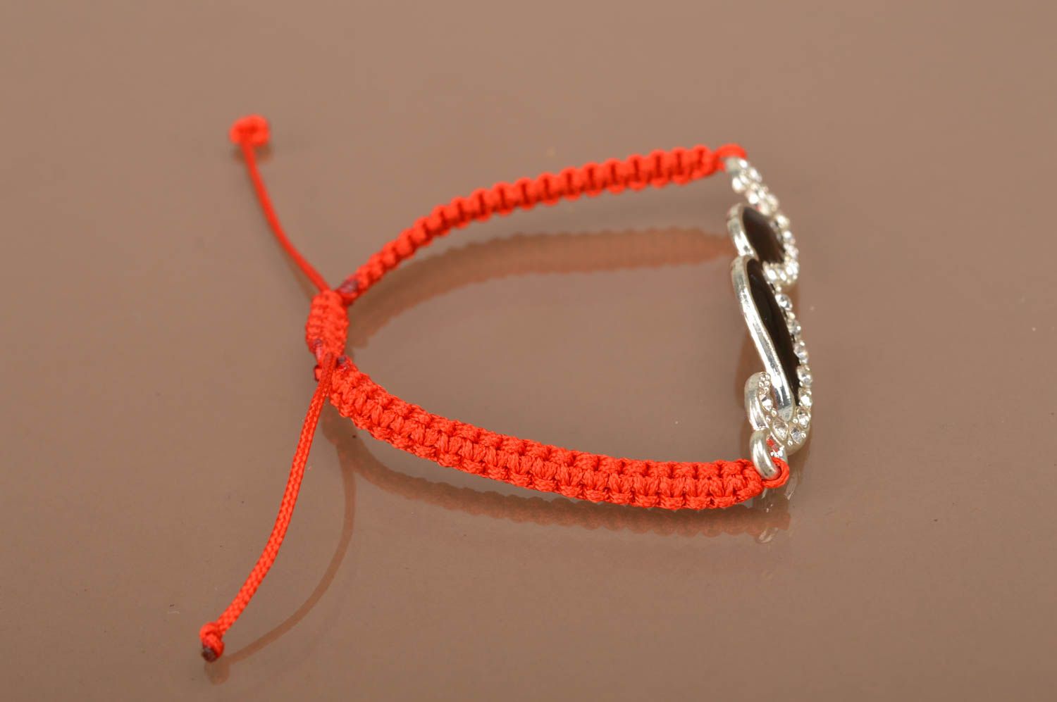 Bracelet fin tressé en lacet ciré rouge avec moustache noire fait main original photo 3