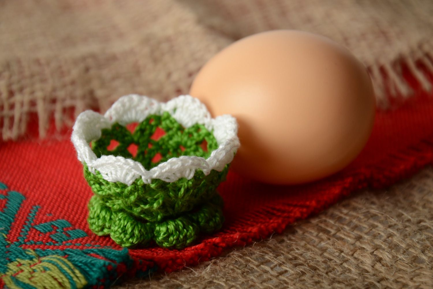 Вязаная подставка для пасхального яйца зеленая фото 1