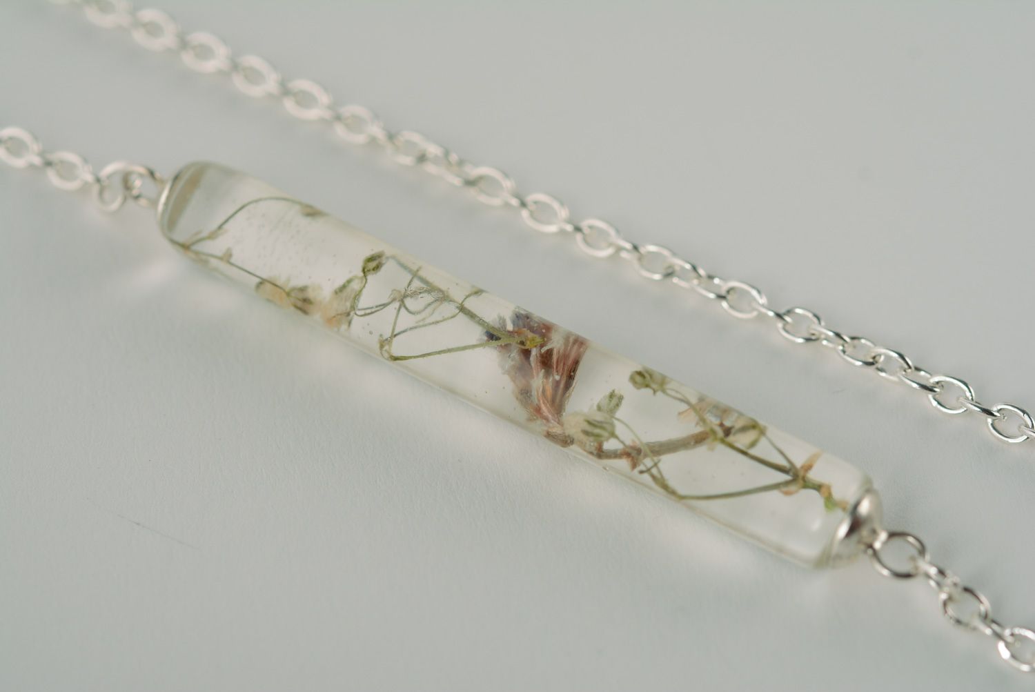 Transparent handmade botanical pendant with real plant coated with epoxy resin and equipped with long chain photo 1