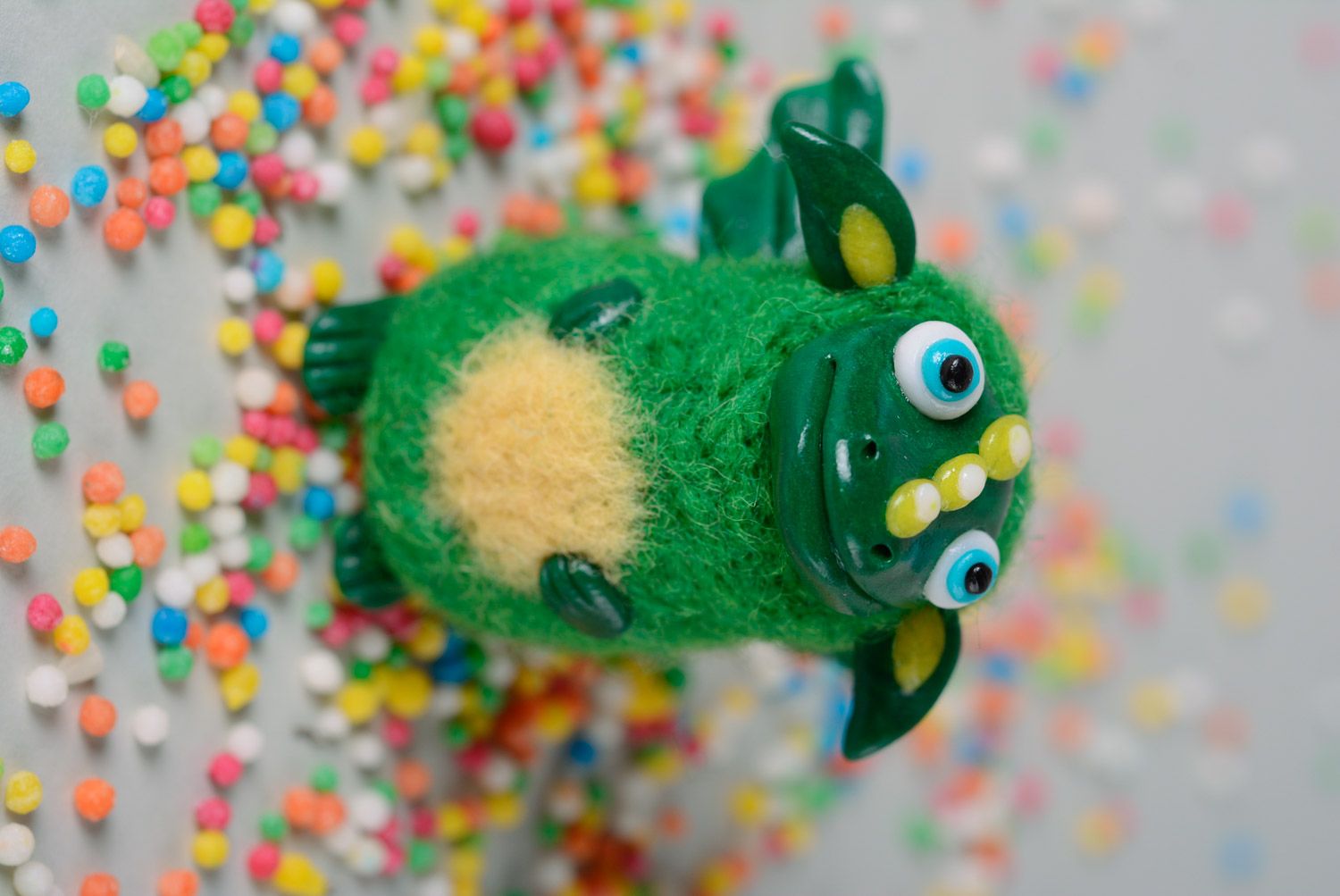 Handmade Spielzeug Drache in Grün aus Wolle gewalkt und Polymerton lustig foto 2