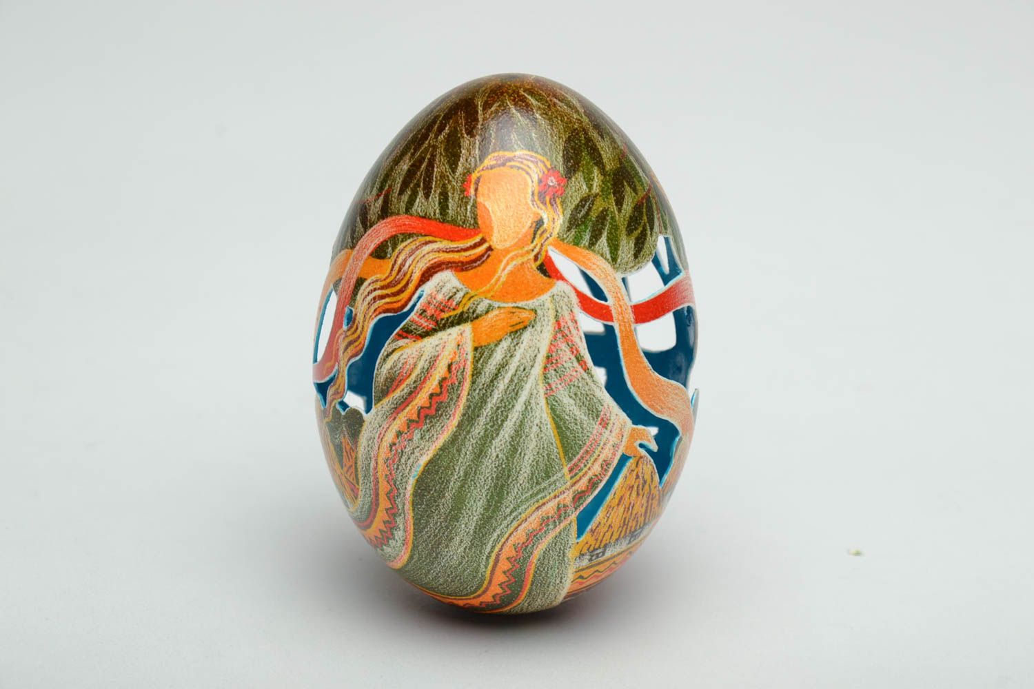 Пасхальное яйцо расписанное анилиновыми красками и декорированное в технике процарапывания фото 2