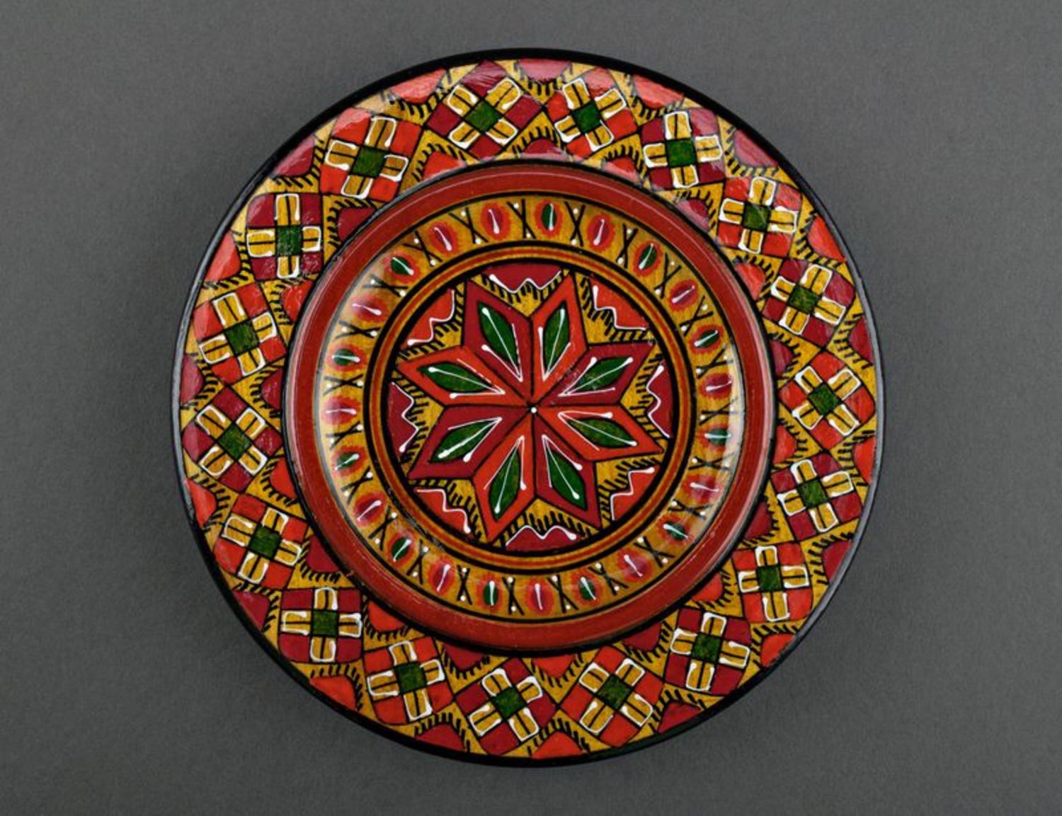 Декоративная тарелка с росписью фото 2