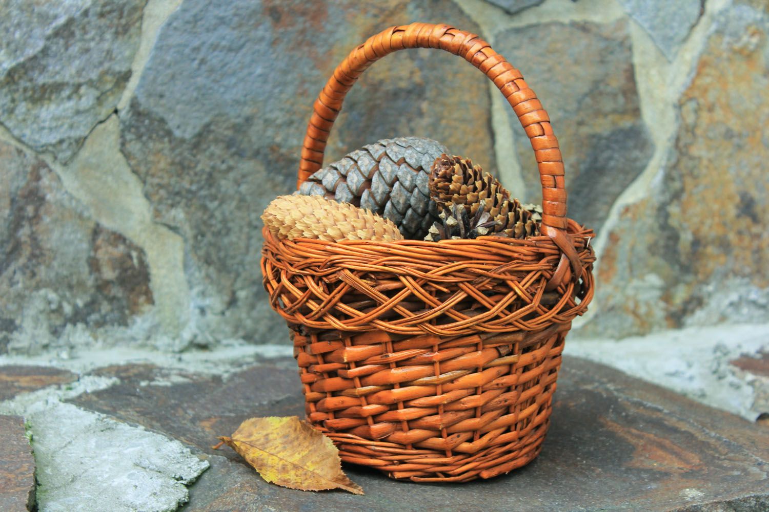 Woven basket with handle photo 1