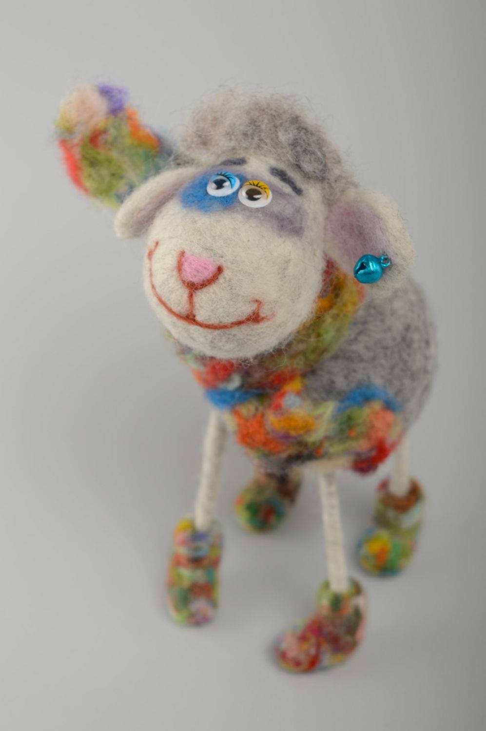 Валяная игрушка овца-хулиганка фото 1