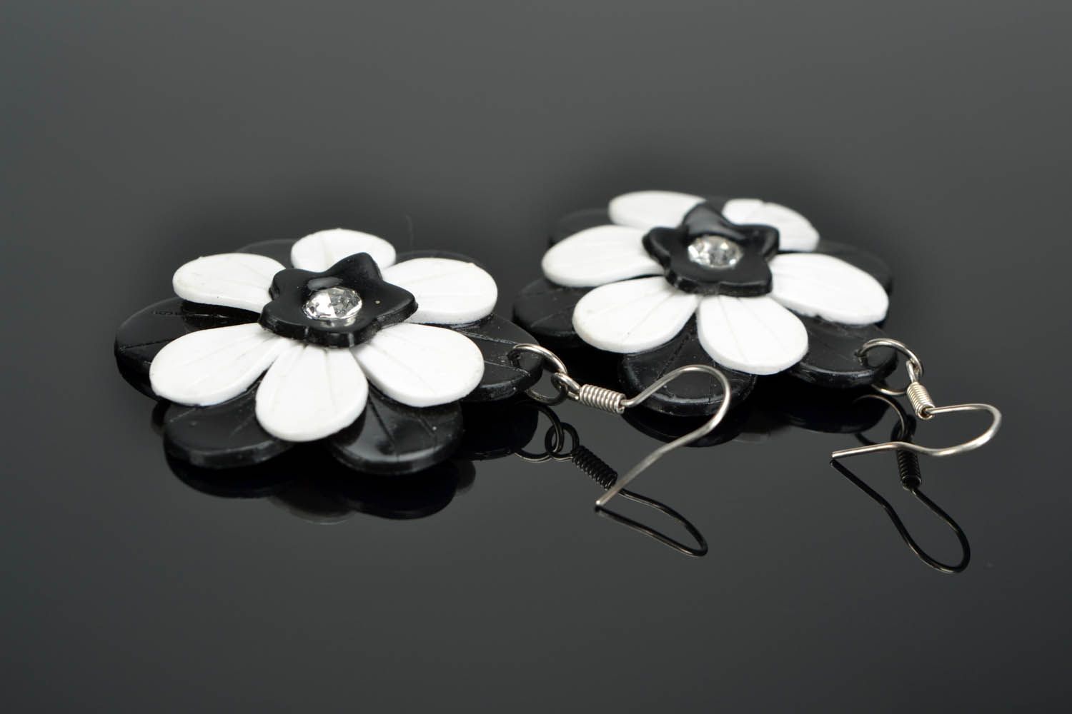 Черно-белые серьги-подвески Цветы фото 1