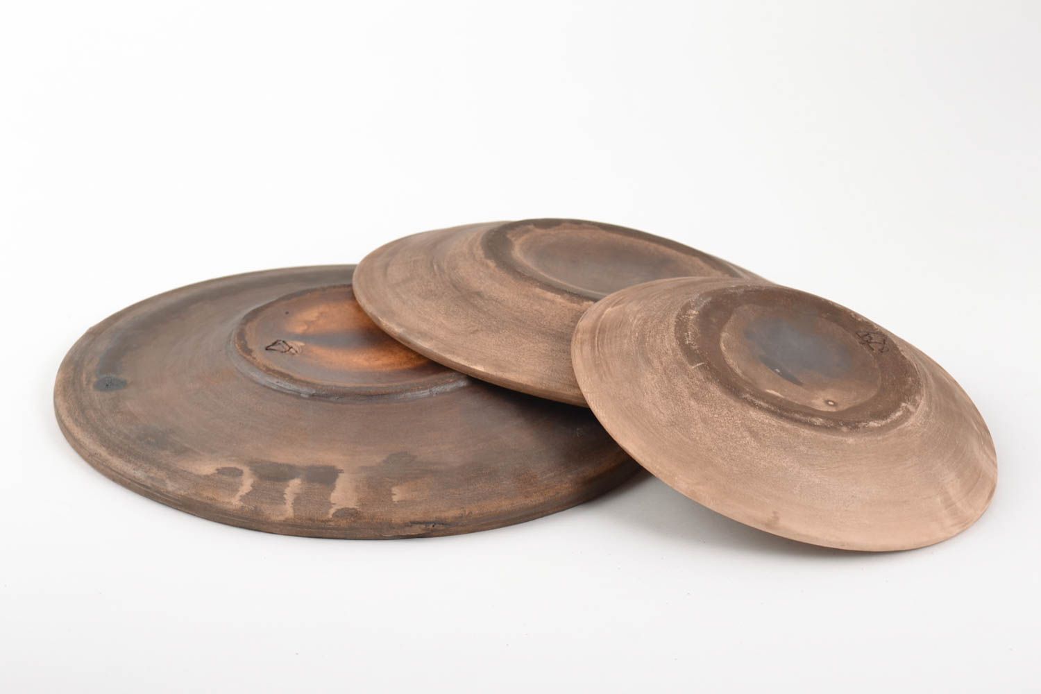Керамический набор посуды ручной работы 3 тарелки плоские коричневые красивые фото 5