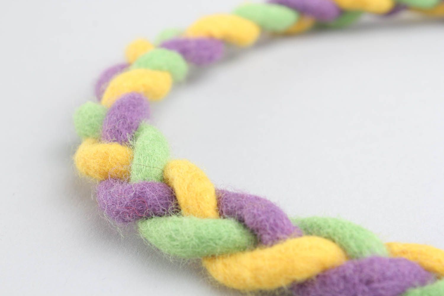 Necklace made ​​of wool using the art of wet felting photo 4