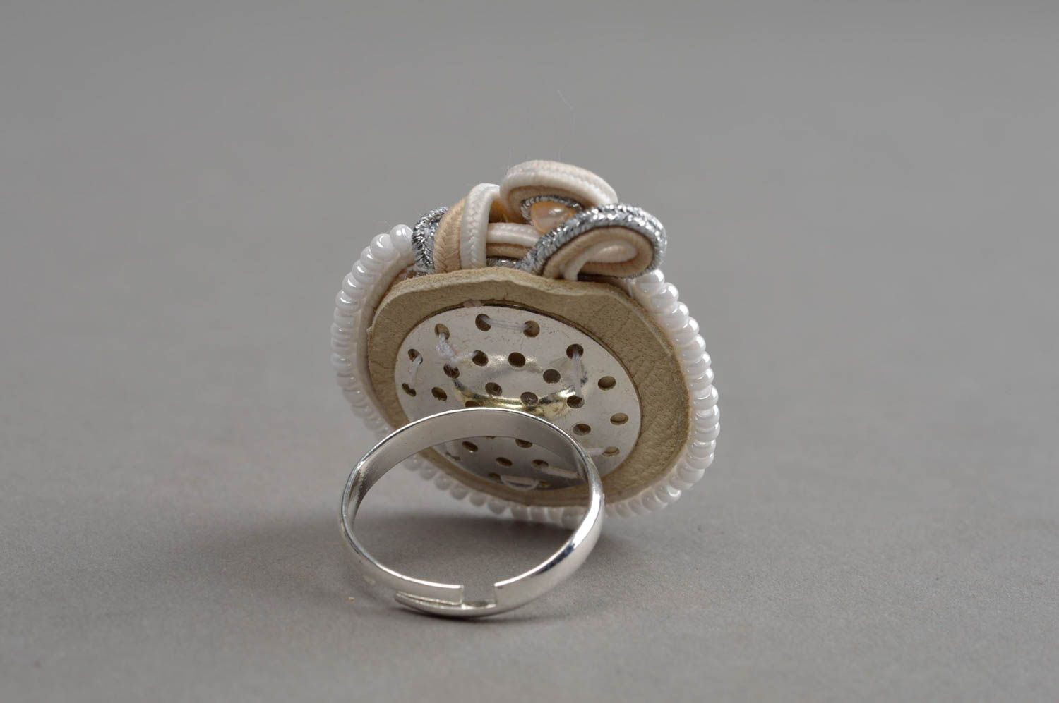 Брелок кольцо из сутажа с речным жемчугом и австрийскими кристаллами хенд мейд фото 4
