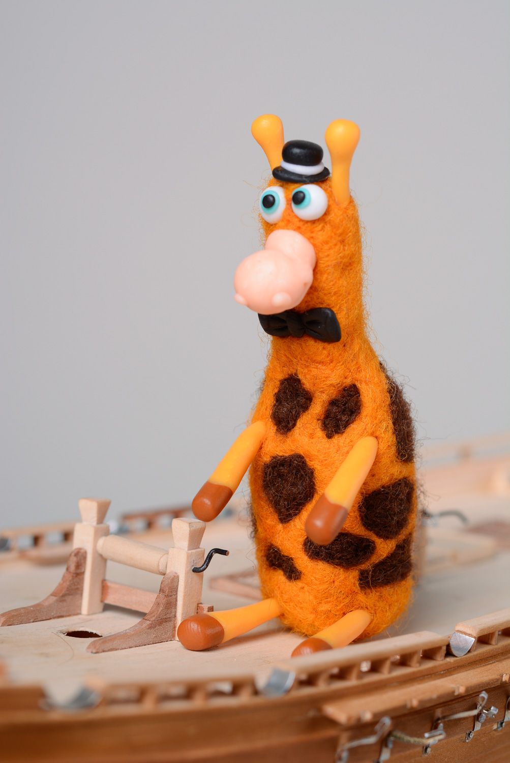 Peluche de poche faite main originale en laine technique de feutrage Girafe photo 1