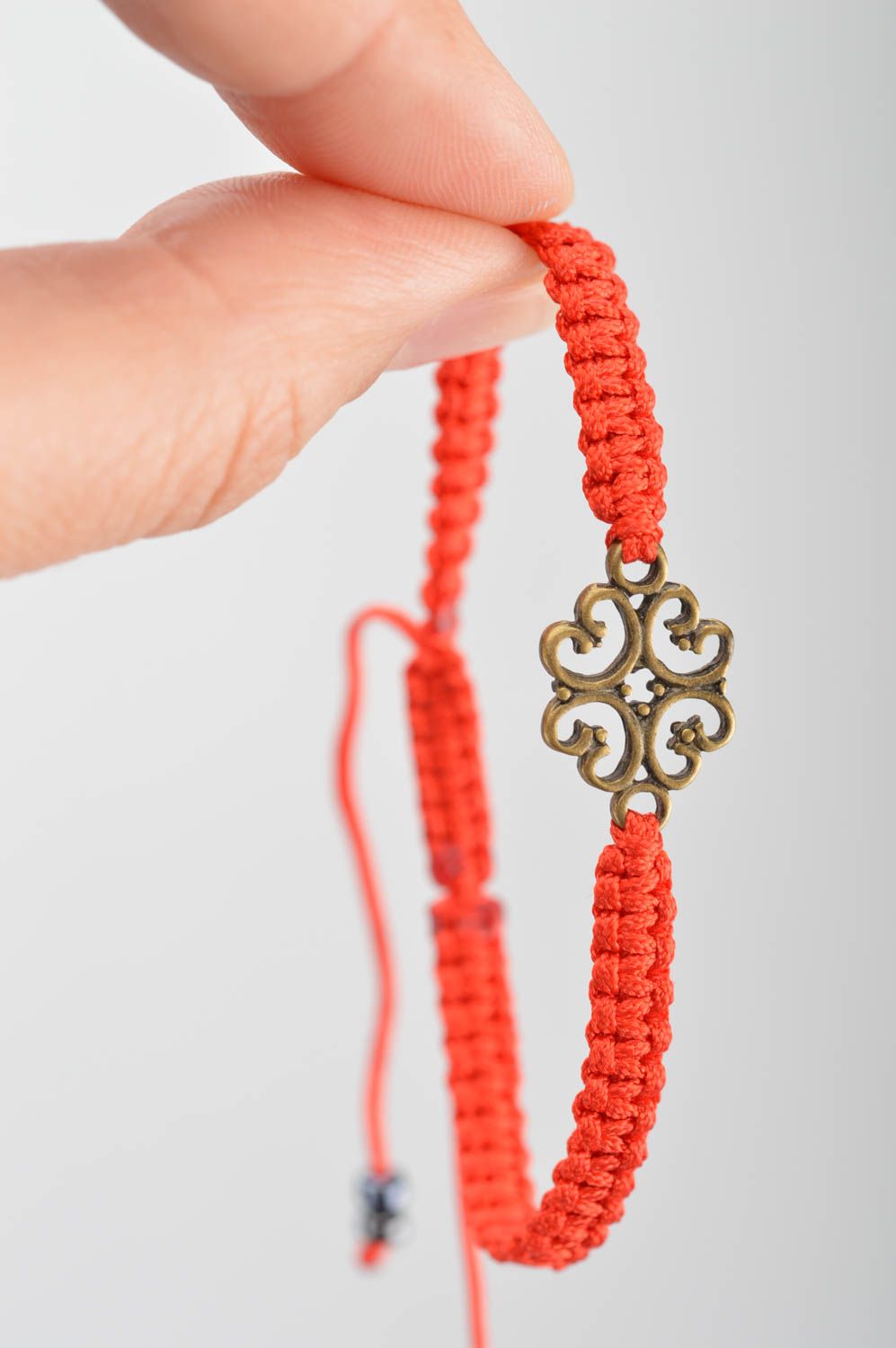 Красный браслет из шелковых ниток плетеный со вставкой ручной работы авторский фото 3