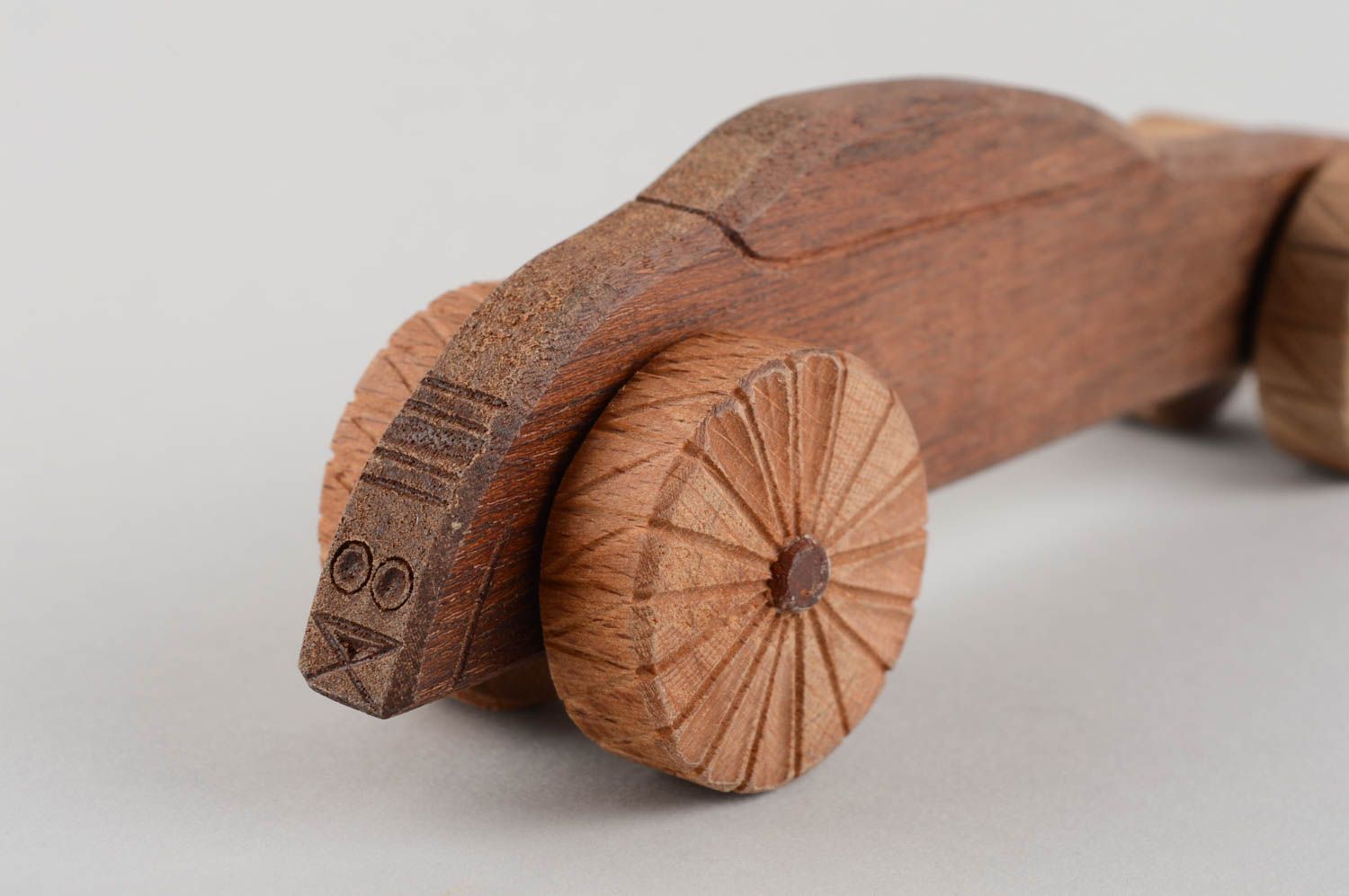 Coche de juguete de madera marrón original ecológico hecho a mano para niño foto 4