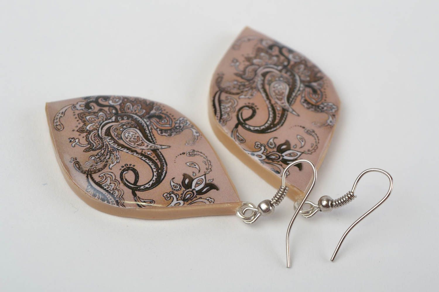 Handmade beige polymer clay decoupage earrings with black pattern paisley photo 4
