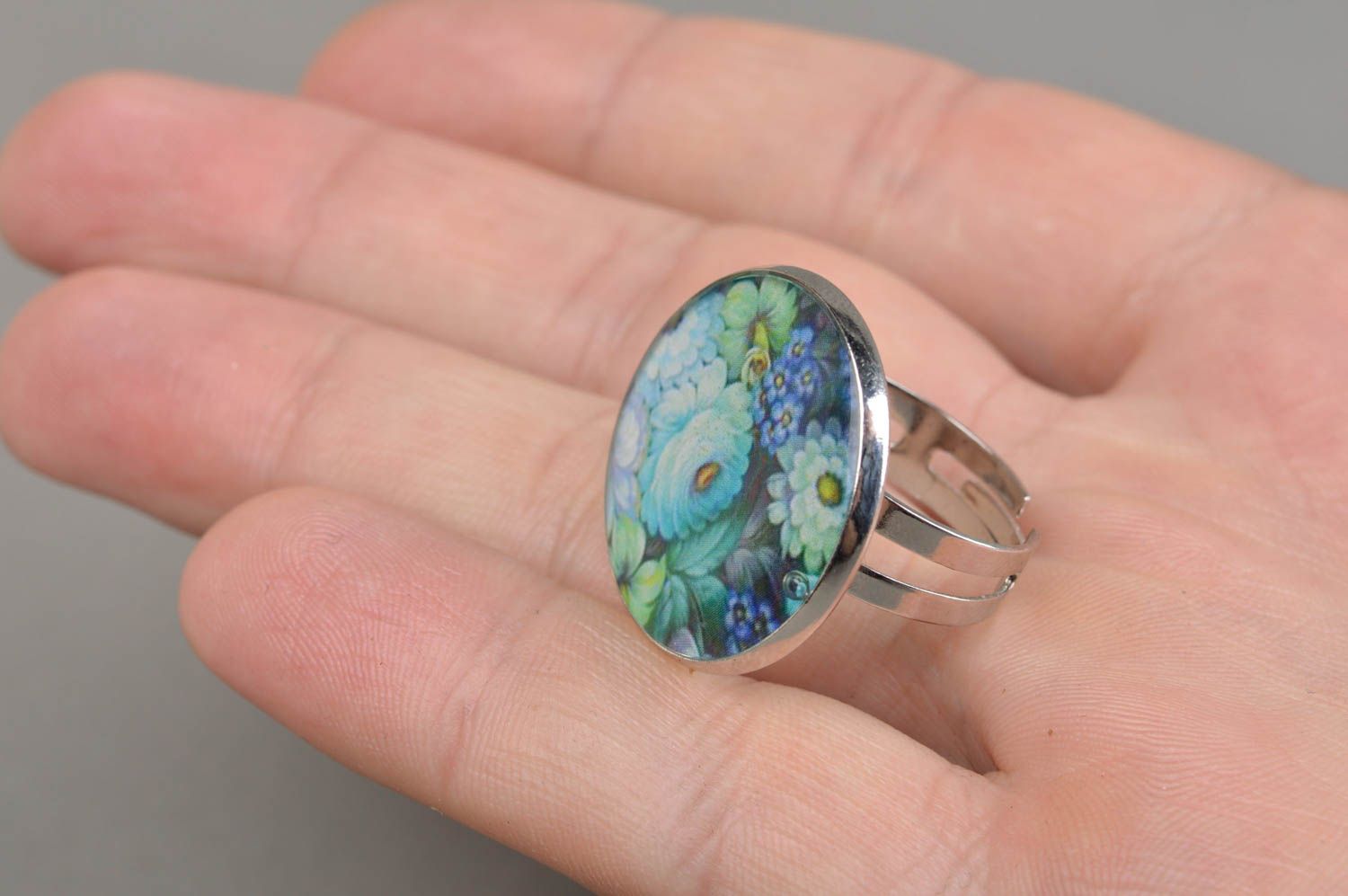 Кольцо декупаж с эпоксидной смолой круглое с цветами красивое ручной работы фото 4