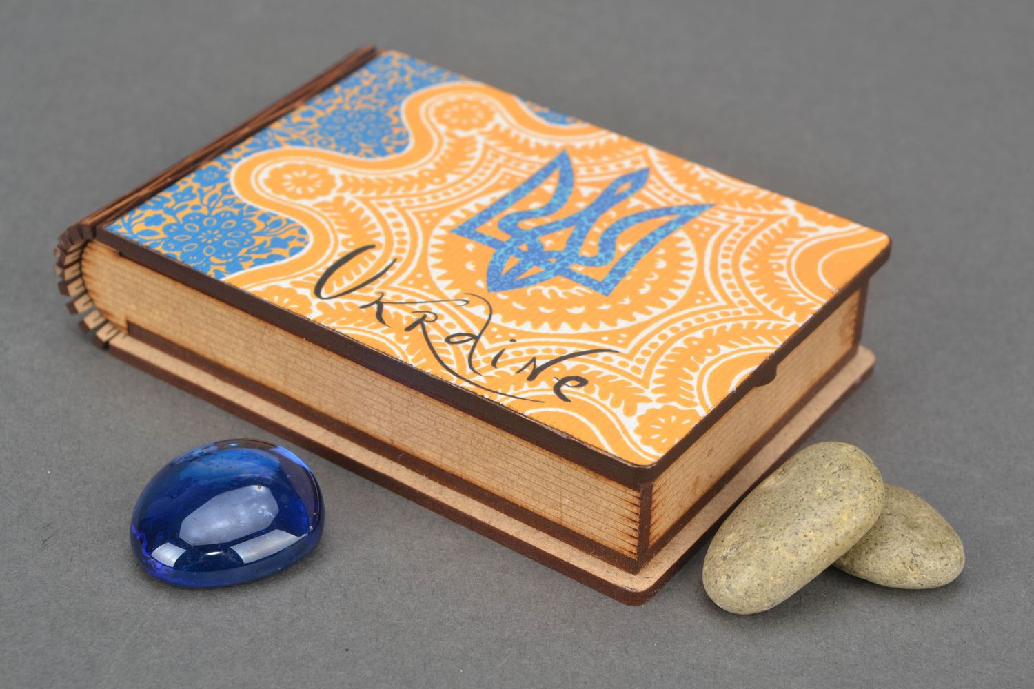 Boîte à bijoux en bois décorée en forme de livre photo 1