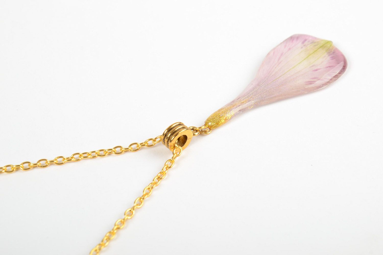 Кулон на длинной цепочке с натуральным лепестком цветка в эпоксидной смоле хенд мейд фото 4