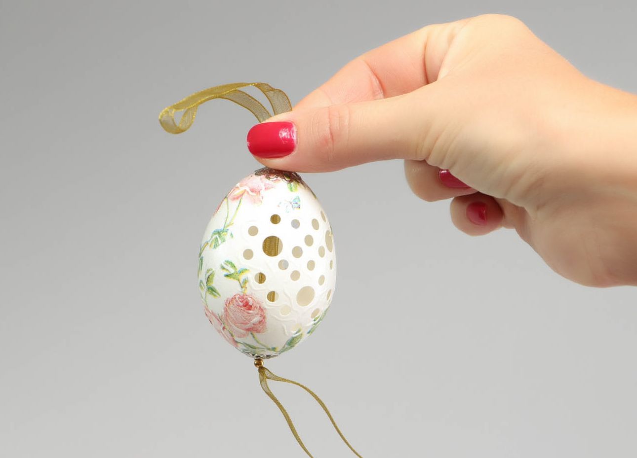 Pingente decorativo na forma de ovo de Páscoa com a casca esculpida foto 4
