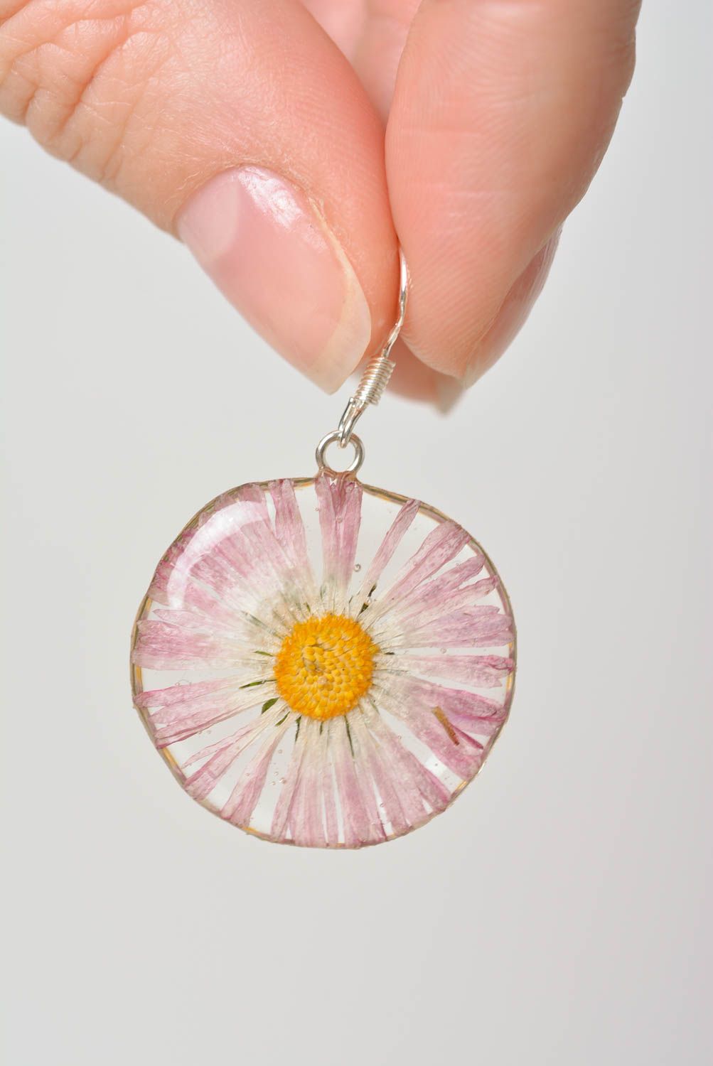 Pendientes originales con flores secas en resina epoxi rosados hechos a mano foto 2