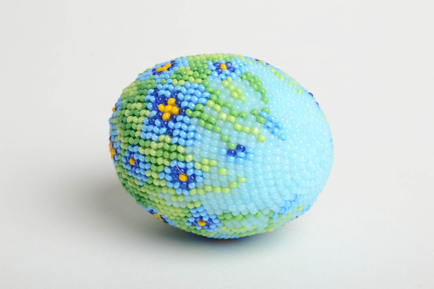 Яйцо из бисера ручной работы декоративный элемент предмет интерьера голубое  фото 2
