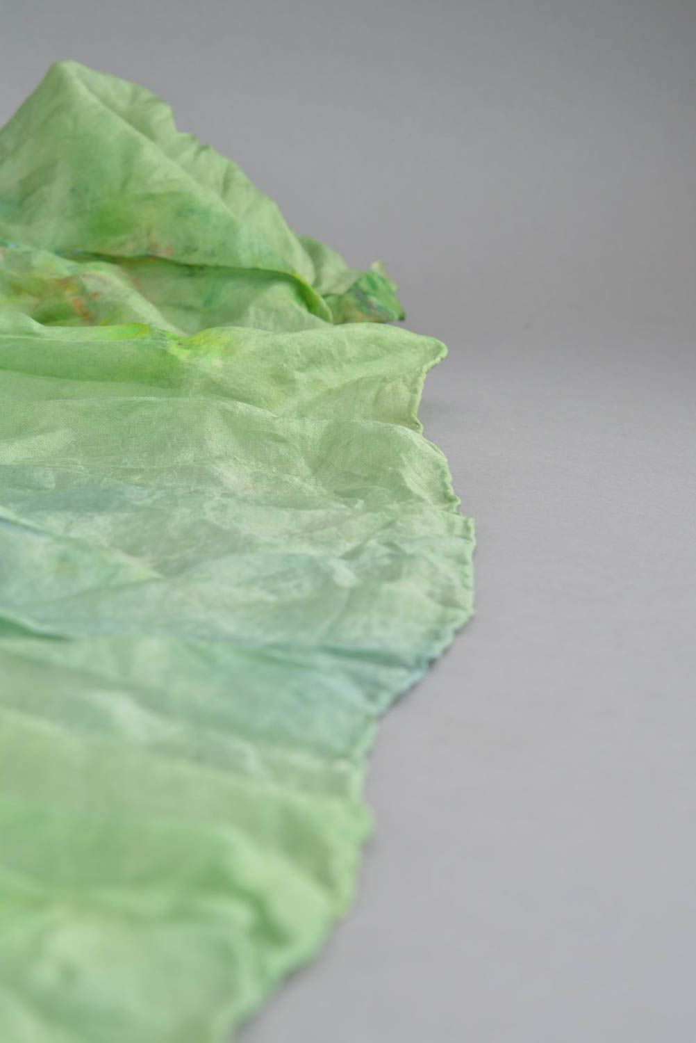 Шаль в технике батика шелковая авторская зеленая ручной работы Летний ветер фото 4