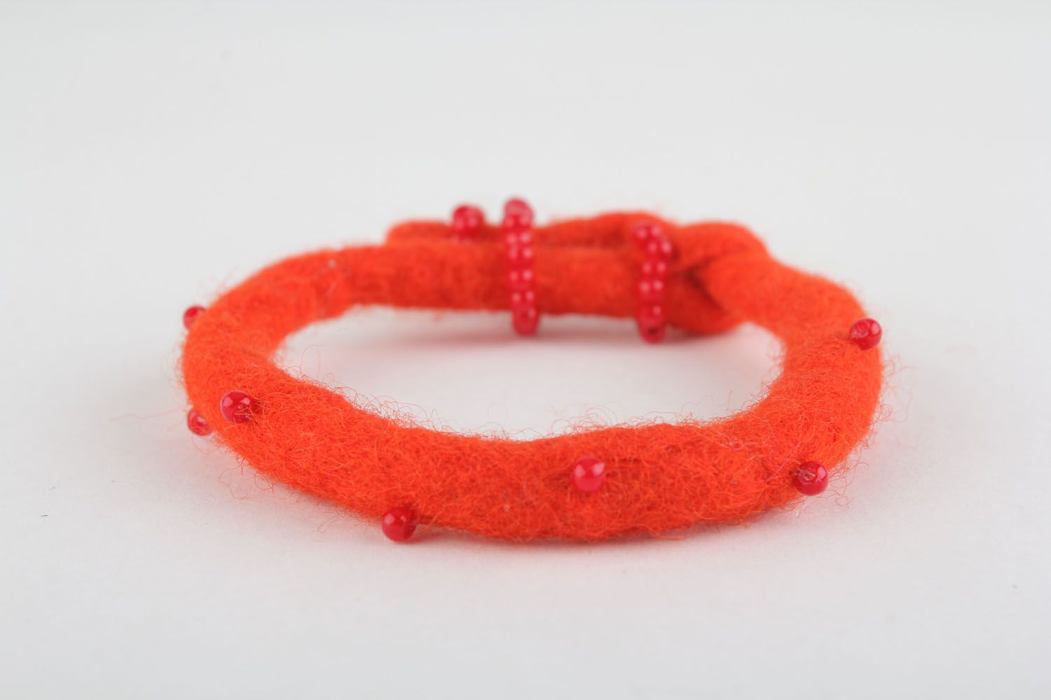 Bracelete vermelho de lã feito à mão  foto 2