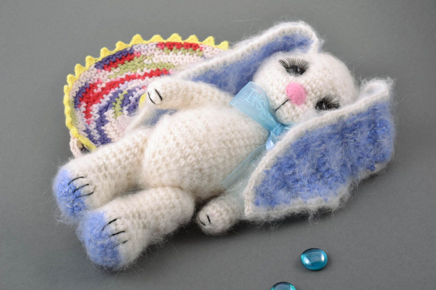 Kleines nettes lustiges handmade Kuscheltier Hase mit langen Ohren aus Wolle für Kleinkinder foto 1