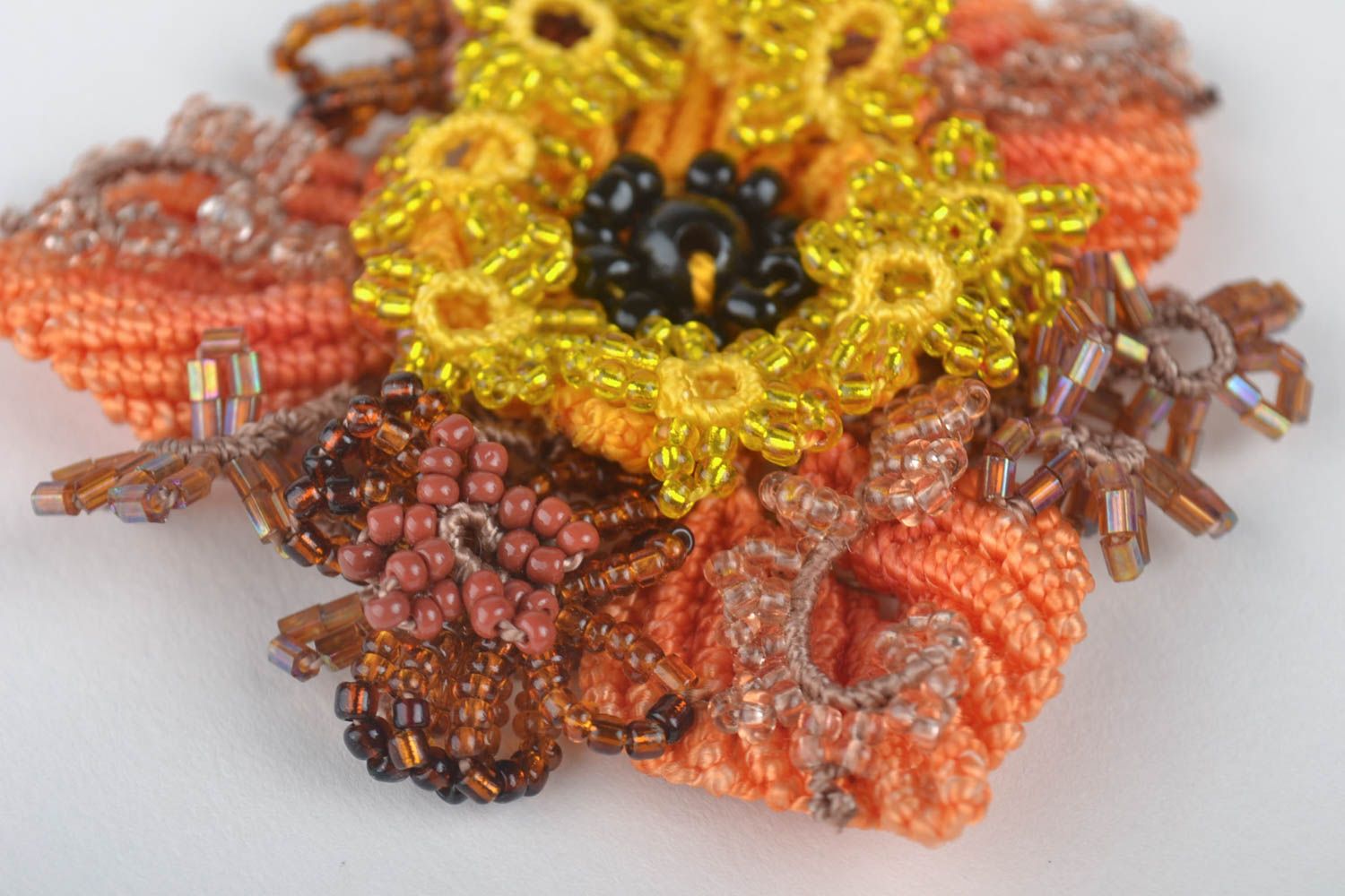 Украшение ручной работы брошь цветы плетеная брошь оранжевая с желтым красивая фото 4