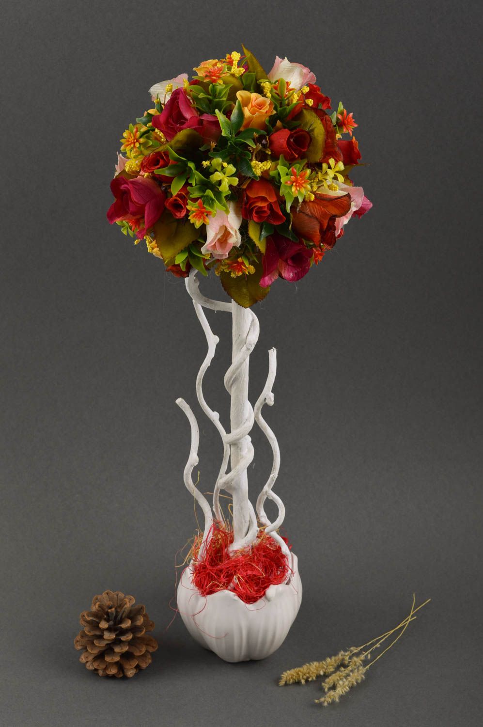 Árbol topiario hecho a mano hermoso composición de flores decoración de casa foto 1