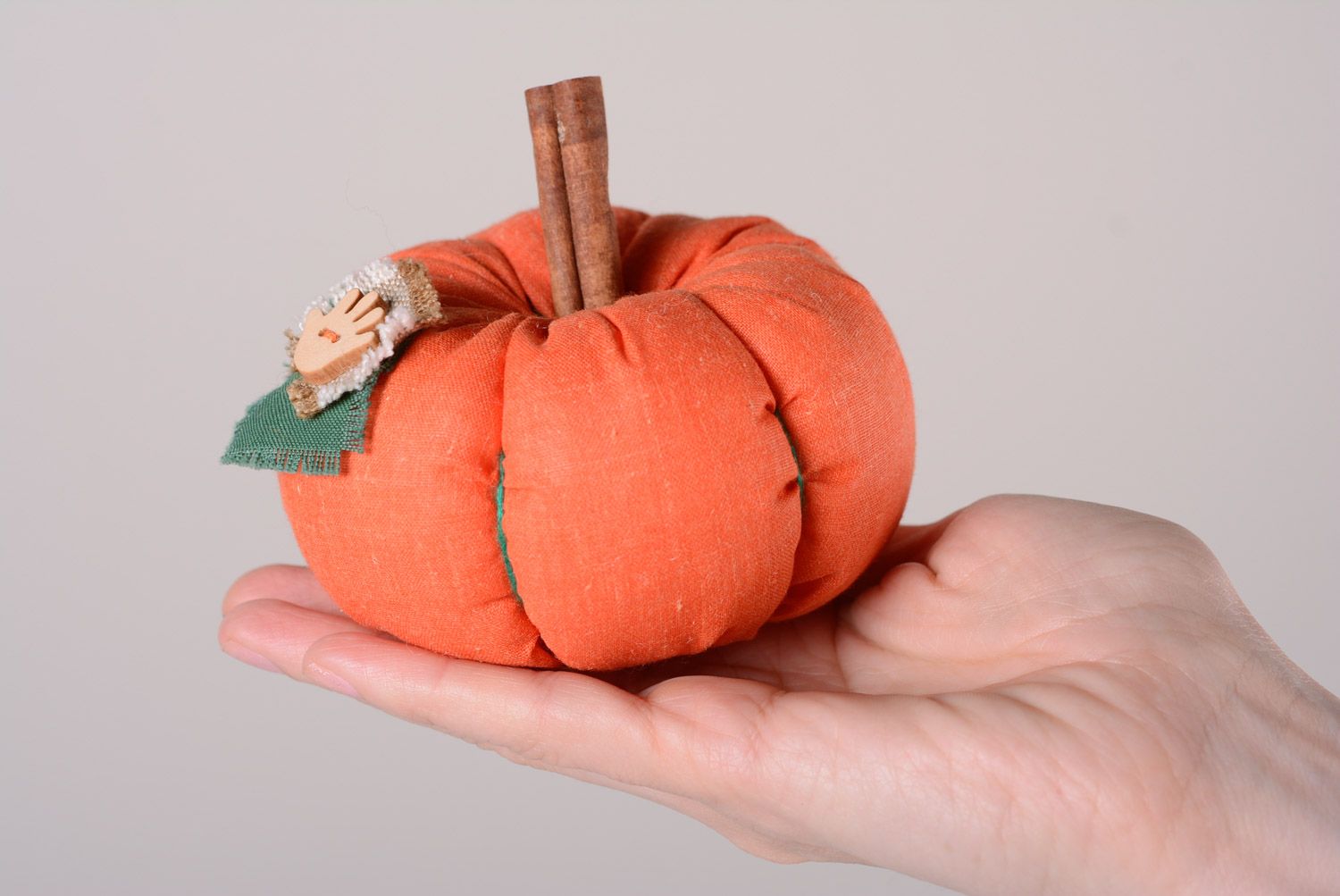 Оранжевая авторская игрушка в виде тыквы для декора из ткани ручной работы фото 3