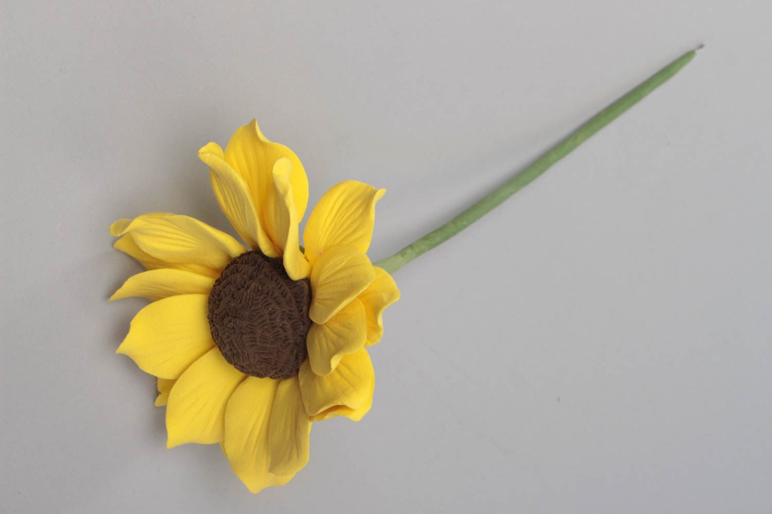Искусственный цветок из полимерной глины в виде подсолнуха ручной работы фото 4