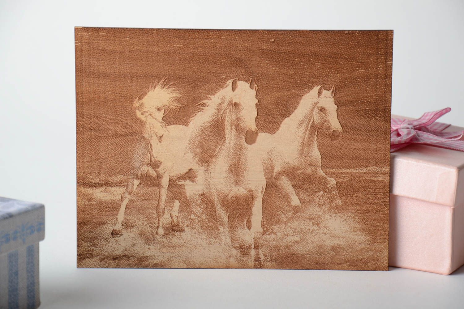 Holz Bild mit Gravierung Drei Pferde  foto 1