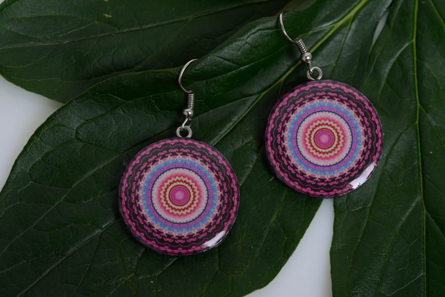 Künstlerische Runde Ohrringe aus Polymer Ton mit Ornament im Ethno Stil violett foto 3