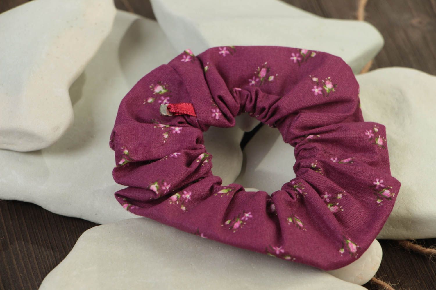 Резинка для волос ручной работы текстильная фиолетовая с цветочками красивая фото 1