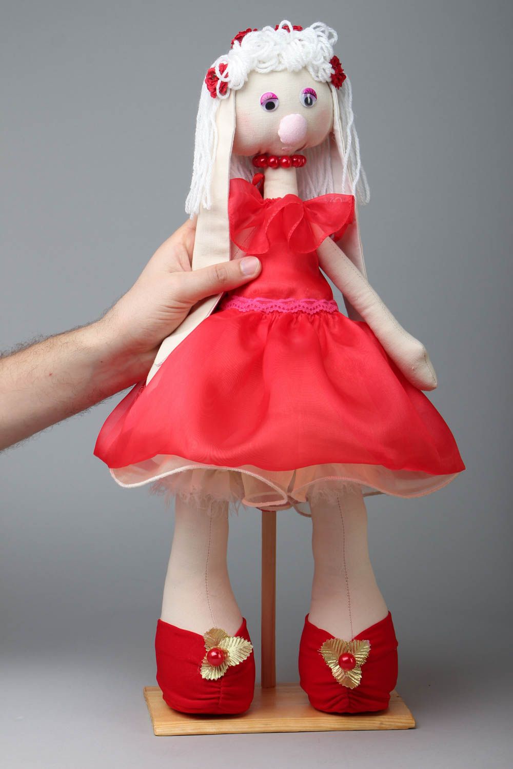 Мягкая кукла из ткани Зайка в красном с маками фото 4
