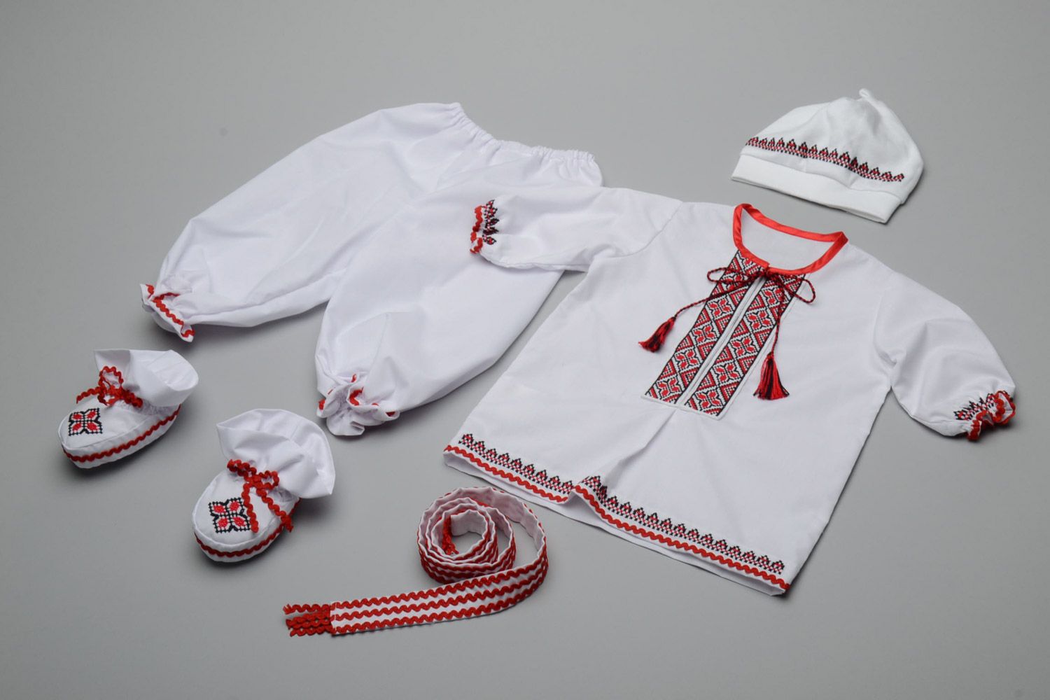 Комплект одежды для мальчика ручной работы вышиванка штаны пояс шапочка и пинетки фото 1