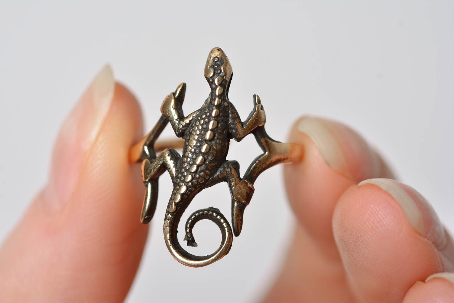 Перстень из бронзы в виде ящерицы ручной работы литой с регулируемым размером фото 3