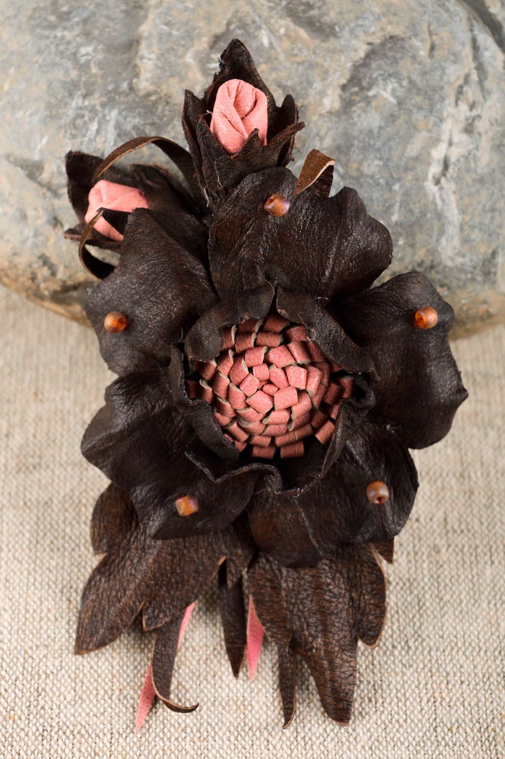 Broche en cuir naturel Accessoire fait main fleur marron Cadeau pour femme photo 5