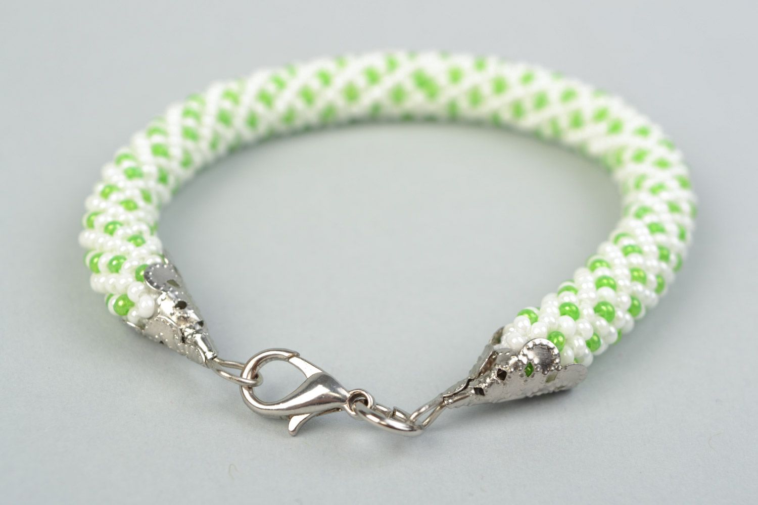 Bracelet crocheté en perles de rocaille vert et blanc accessoire fait main photo 4