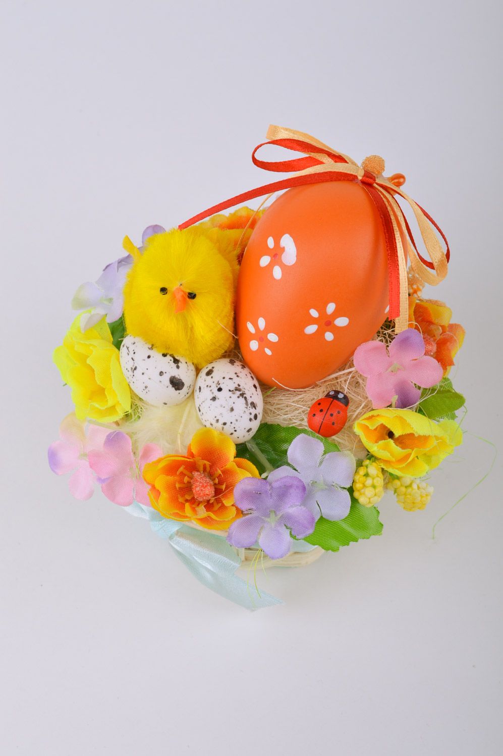 Petit panier avec oeuf de Pâques décoratif fait main orné de ruban et fleurs photo 5