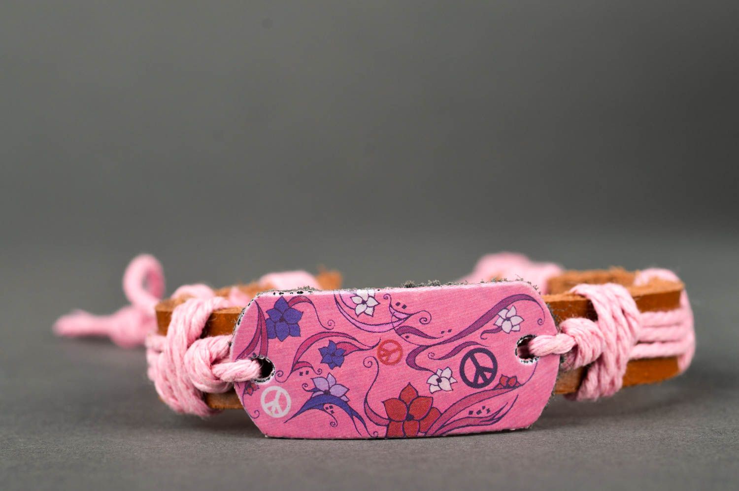 Кожаный браслет ручной работы украшение из кожи розовый браслет на руку женский фото 4