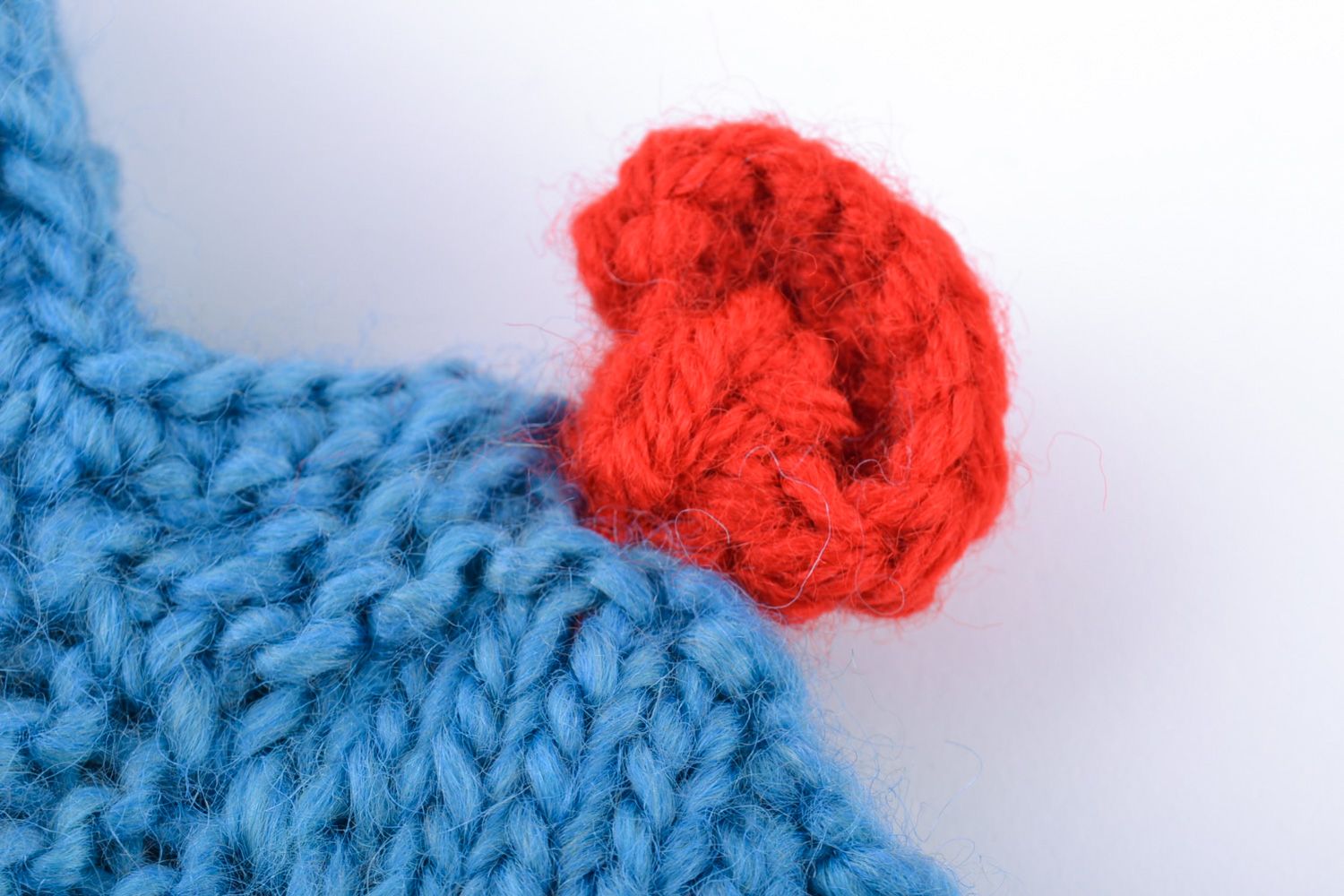 Вязаные теплые женские тапочки из полушерсти голубого цвета с красными вязаными украшениями фото 3