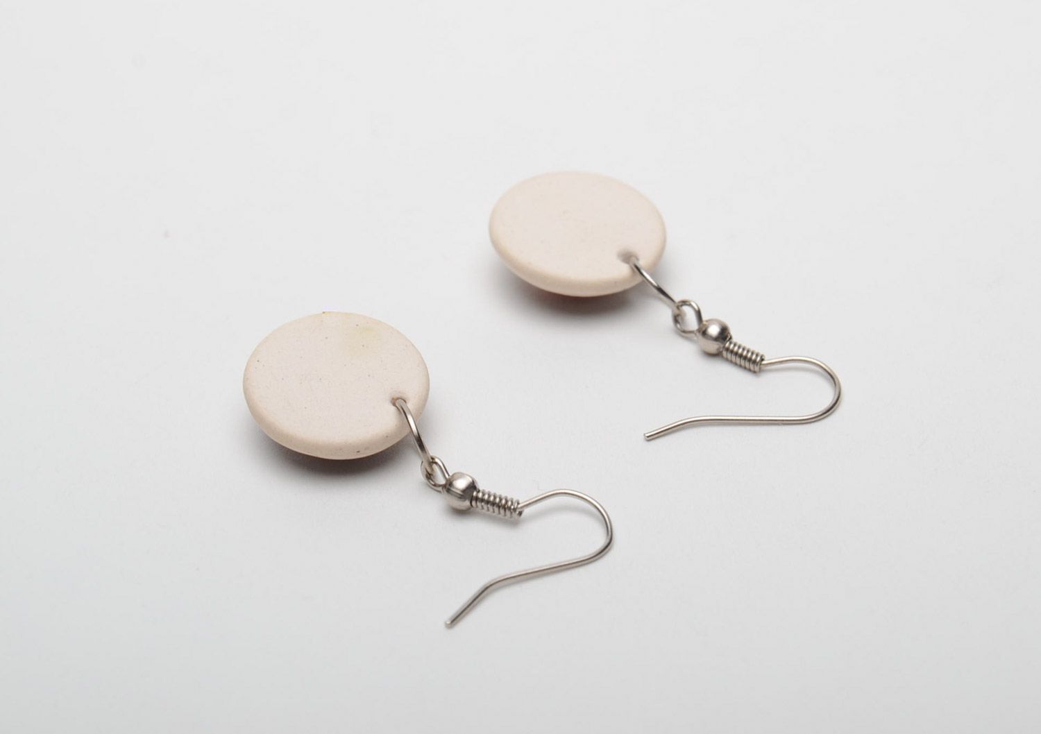 Beige runde handgemachte Ohrringe aus Ton mit Bedeckung von bunten Emaillen  foto 4